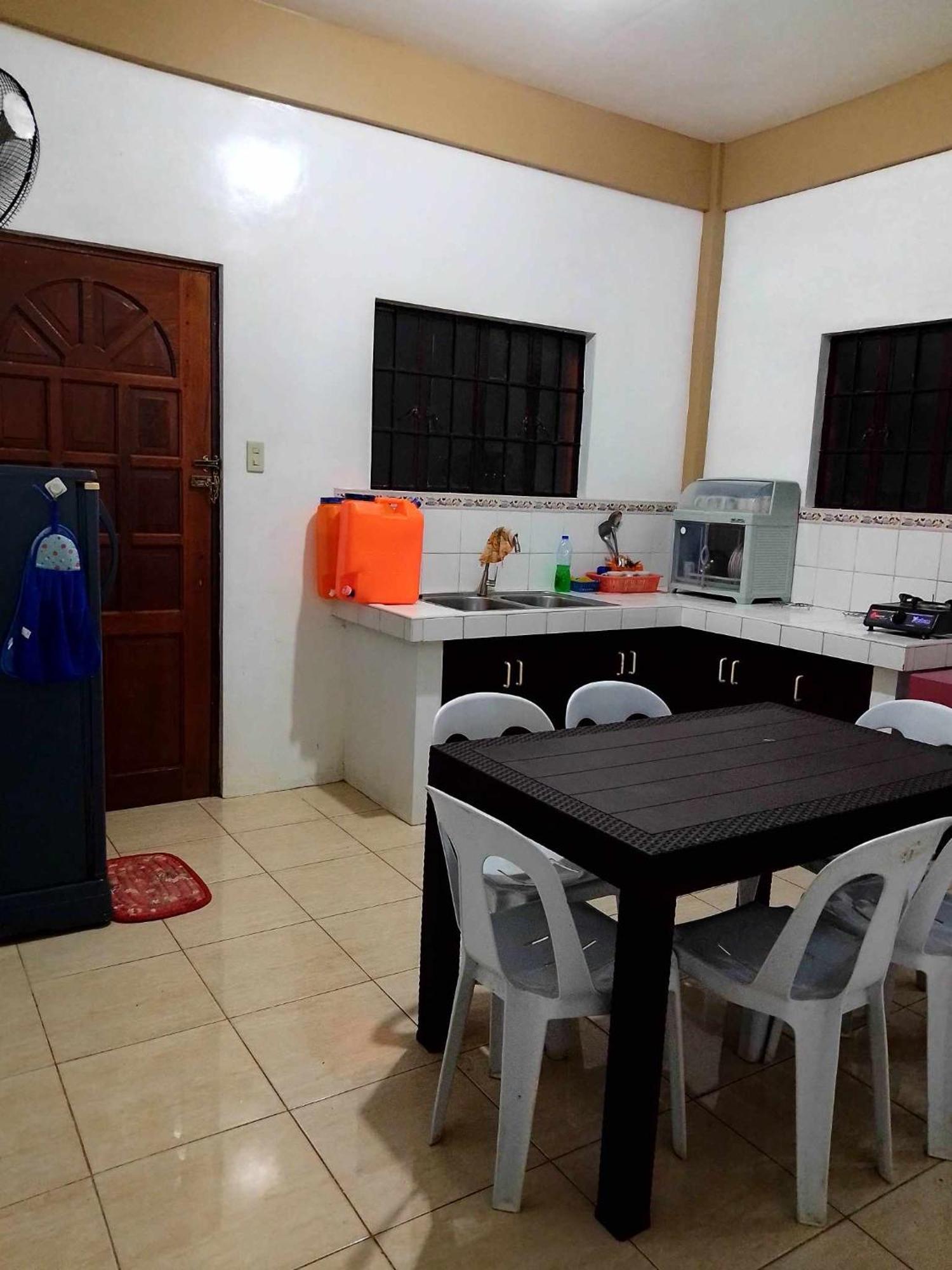 Estrelle Orange House - Backpackers Hub Appartement Puerto Princesa Buitenkant foto